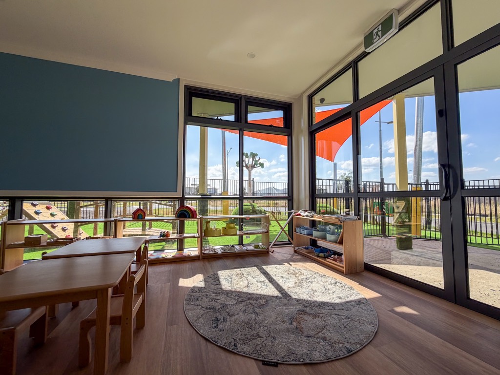 A light-filled Billy-beet learning room with floor-to-ceiling windows